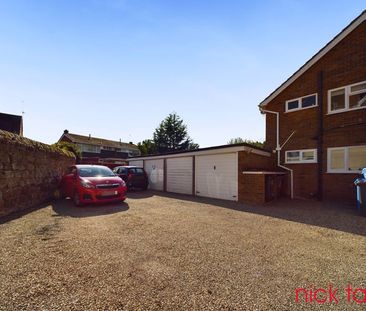 Wood Road, Codsall Wolverhampton, Staffordshire, WV8 1DW - Photo 5