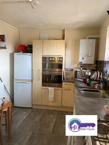 1 bedroom in a flat share to rent - Photo 3