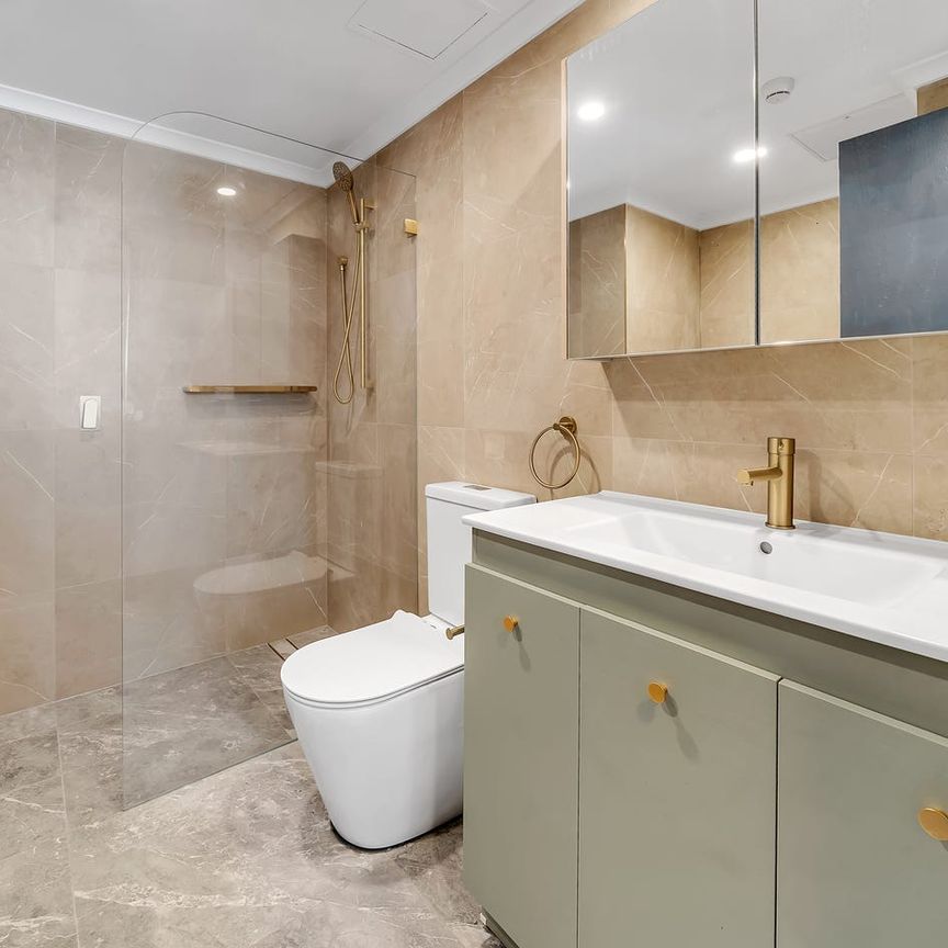 Stylish oversized apartment in resort like setting - Photo 1