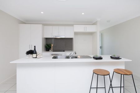 LOW MAINTENANCE MODERN 3 BEDROOM HOME IN QUIET SUBURB - Photo 2