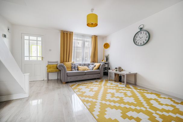 Holmcroft, Crawley - Photo 1