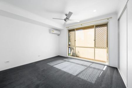 Spacious & Family-Friendly 4-Bedroom Home in a Great Location, Parkwood !! - Photo 4