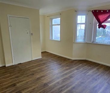 3 bedroom end of terrace house to rent - Photo 2