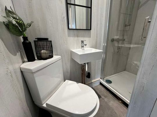 Spare Rooms // Bed & Bath // Available Now!!!, LN5 - Photo 1