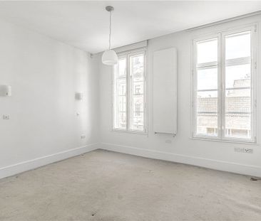 A stunning second floor apartment located on a quiet mews in centra... - Photo 6