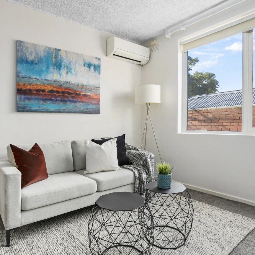 An easy and inviting Carlisle Street retreat - Photo 1