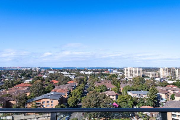 Stylish Apartment Offers Luxury and Lifestyle Convenience - Photo 1