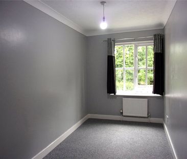 Spacious 2-Bedroom Flat in Tranquil Caterham - Photo 2