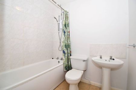 2a The Green, Hersham, Walton-on-Thames, KT12 - Photo 3