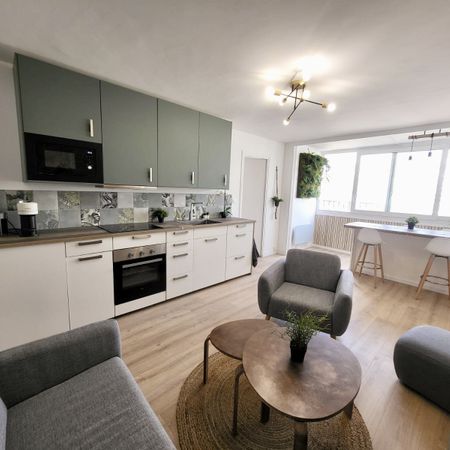 Location Appartement 5 pièces 94m² MARSEILLE 9ème - Photo 3