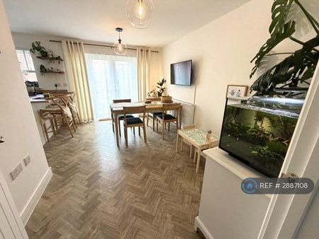 4 bedroom detached house to rent - Photo 2