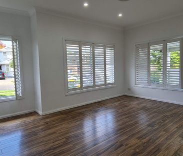Spacious 5-Bedroom Family Home with Two Ensuites & Double Lock-Up G... - Photo 1