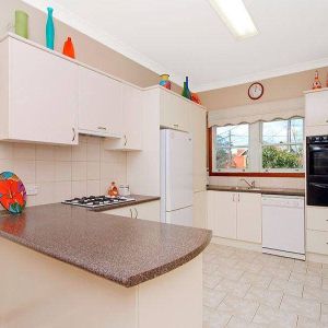 Beautiful spacious 3 bed room house in a quiet and convenient street - Photo 2