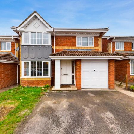 4 bed detached house to rent in The Spinney, High Wycombe, Buckinghamshire, HP11 1QE - Photo 4