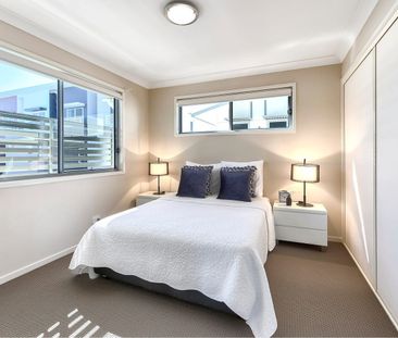 Modern 3-Bedroom, 2-Bathroom Townhouse in Northgate - Photo 4