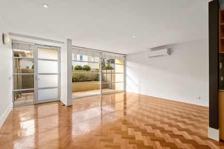 SPACIOUS APARTMENT WITH 2 OUTDOOR AREAS AT REAR OF THE BLOCK - Photo 5