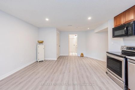 Detached Home For Lease | N9256054 - Photo 5