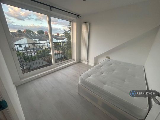 1 bedroom in a house share to rent - Photo 1