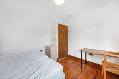 3 bedroom flat in Archway - Photo 2