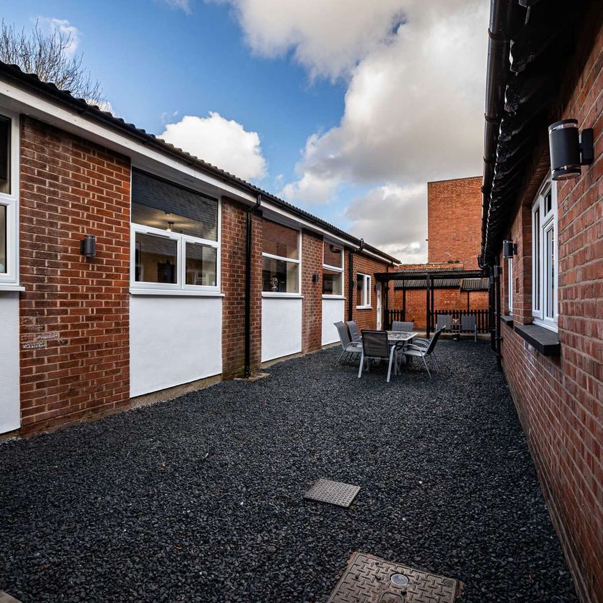 Spacious Studio for Couples | En-Suite | Stunning Church Conversion | Nuneaton CV11 - Photo 1