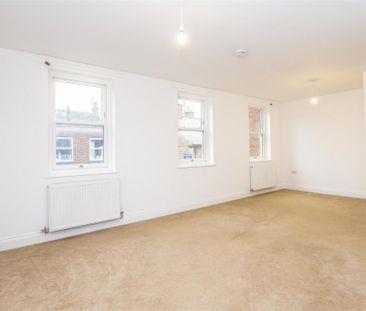 3 bed Apartment To Let - Photo 6