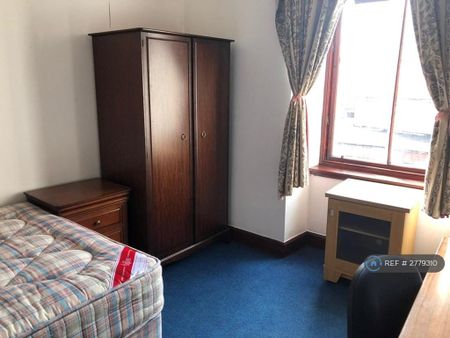 4 bedroom flat to rent - Photo 2