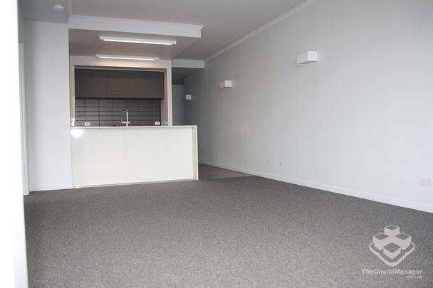 Huge Balcony!!!Good Size of 2 bed 2 bath + 1 car space, Furnished unit at Edge Apt - Photo 1