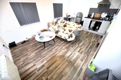 2 bedroom Flat in Flat 3, Leeds - Photo 1