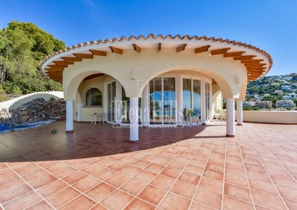 Spacious and luminous villa with private pool, jacuzzi and sea views in Altea, Alicante.