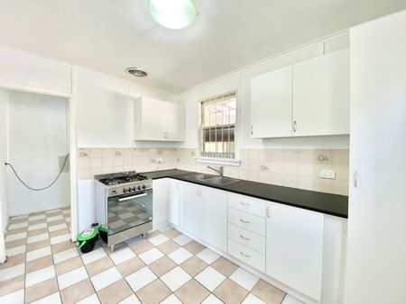 3 Bedroom Home in Quiet Street! - Photo 3