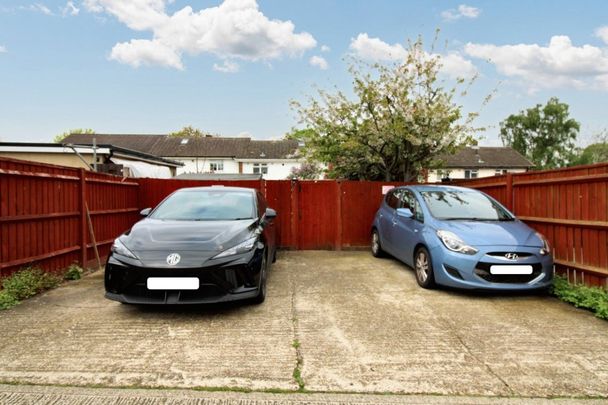 Broadwater Crescent, Stevenage, Hertfordshire - Photo 1