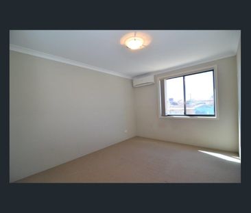 SECURE TOWN HOUSE - Photo 4