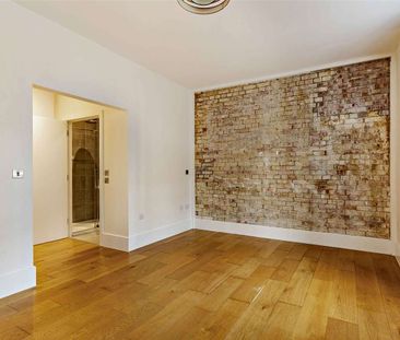 Luxury three bedroom duplex apartment a minute away from the station - Photo 3
