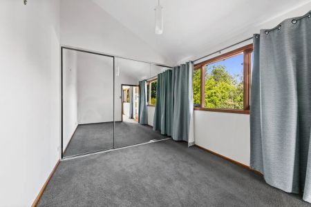 Elegant Edwardian Living with Modern Flair - Photo 4