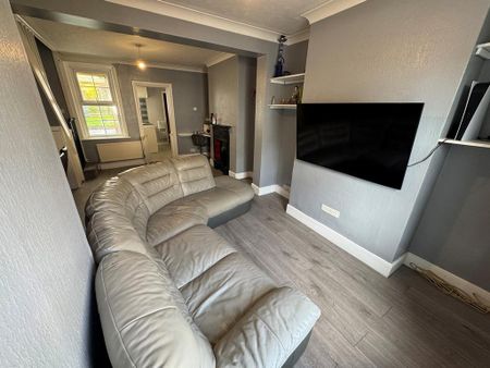 2 bedroom terraced house to rent - Photo 4