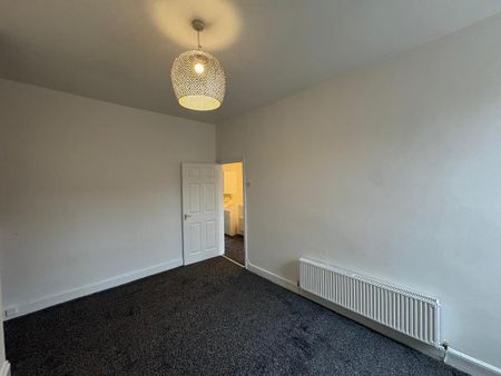 3 bedroom flat to rent - Photo 2