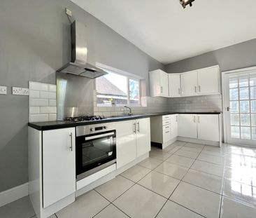 Three bed end terraced House - Photo 5
