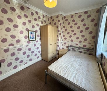 Giles Avenue, Tang Hall - P1849 - Photo 6