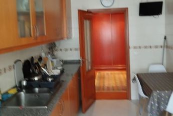 Quarto em frente ao Centro Comercial Glicinias