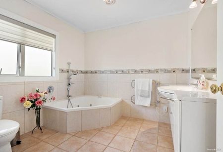 Quiet, Sun-Drenched Upstairs Retreat in Remuera - Photo 3