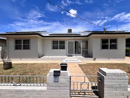 Charming 3-Bedroom House in West Tamworth - Photo 2