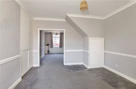 Well-presented and deceptively spacious two bedroom mid-terraced property with off-street parking and a garage situated in Selby Town Centre within walking distances from a range of local amenities, Bus Station & Railway Station - Photo 3