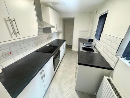 3 bedroom semi-detached house to rent - Photo 4