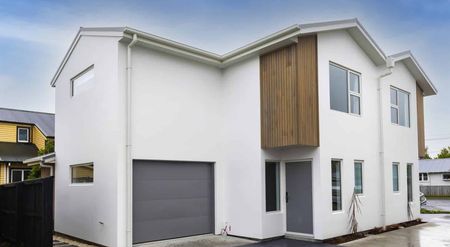 Spacious Three Bedroom Townhouse in Zone! - Photo 4