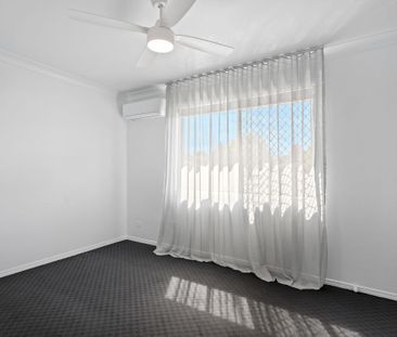 Beautifully Renovated 3 Brm Townhouse - Photo 2