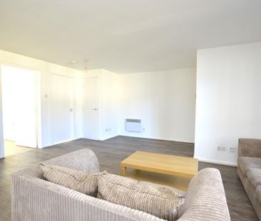 2 bedroom Flat To Let - Photo 3