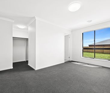 Brand New - Four Bedroom Family Home - Coveted School Zone - Photo 1