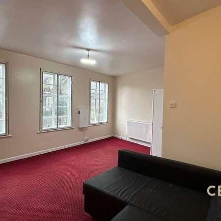 Central Parade, TW5 - Photo 1