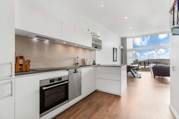 Harbour Views & City Vibes! - Photo 1