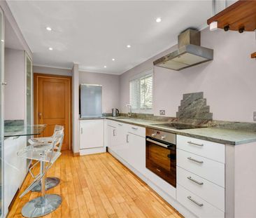 A charming two bedroom apartment with balcony in Ascot. - Photo 5